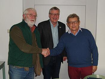 Dr. Richard Roider (von links) und Dr. Bernhard Bundscherer verabschiedeten Kazimierz Barski in den Ruhestand. Foto: Landratsamt