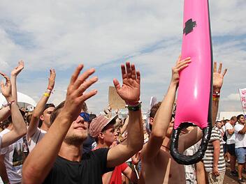 Die Festivalbesucher haben am Sonntag beim Open Beatz 2016 noch mal alles gegeben. Foto: Melina Münchow