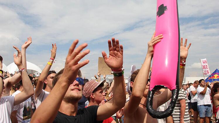 Die Festivalbesucher haben am Sonntag beim Open Beatz 2016 noch mal alles gegeben. Foto: Melina Münchow