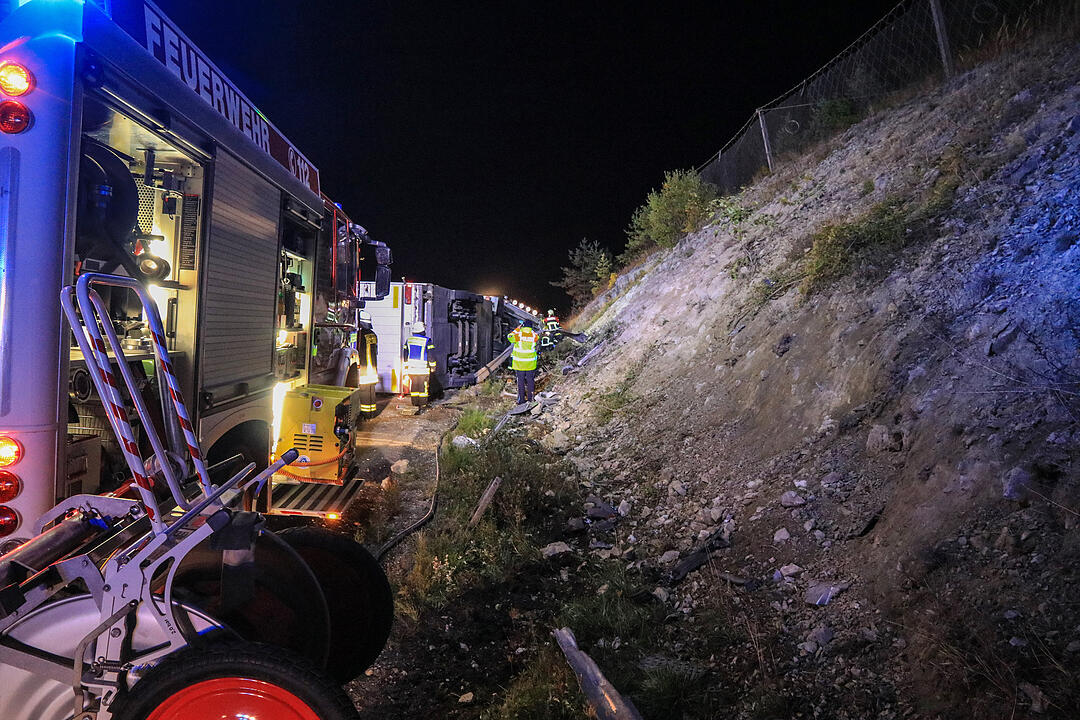 Gegen Felswand gekracht und aus Fahrzeug geschleudert