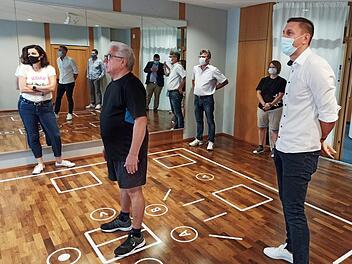 Auf dem Skillcourt: Staatsministerin Dorothee B&auml;r beobachtet Karl-Heinz Werb bei den &Uuml;bungen. Weiter sind im Bild zu sehen: Oberaurachs B&uuml;rgermeister Thomas Sechser, Inhaberin Rebecca H&ouml;nig und Entwickler Christian Hasler (von links). Foto: Anke Lau