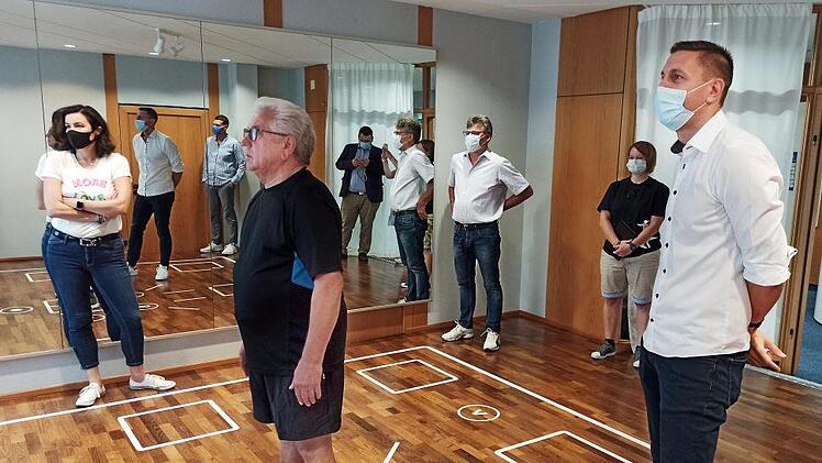 Auf dem Skillcourt: Staatsministerin Dorothee Bär beobachtet Karl-Heinz Werb bei den Übungen. Weiter sind im Bild zu sehen: Oberaurachs Bürgermeister Thomas Sechser, Inhaberin Rebecca Hönig und Entwickler Christian Hasler (von links). Foto: Anke Lau