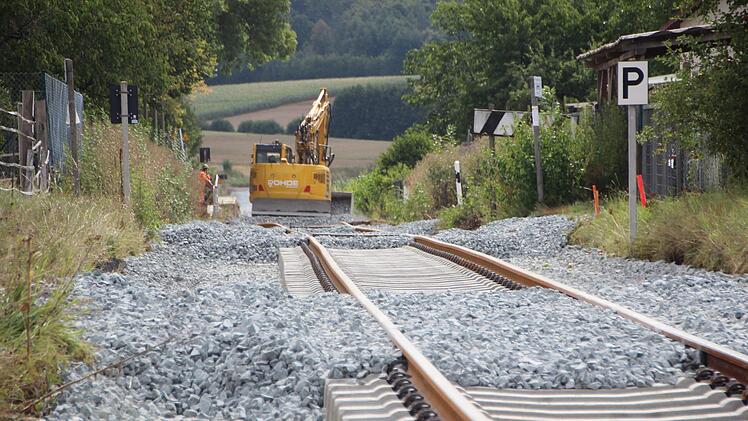 Das Gleisbett  am Übergang Manndorf wird zurzeit erneuert, die alten Stahlschwellen und -schienen  werden  ersetzt. Foto: Eckehard Kiesewetter