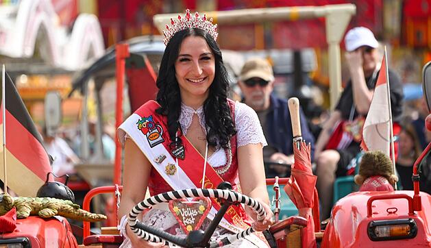 Nürnberger Frühlingsfest mit Rekordbesuch: 85 historische Traktoren auf Rundfahrt
