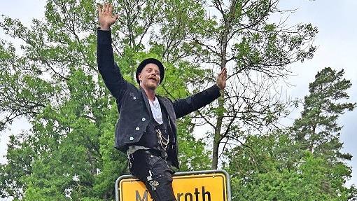 Lucas Münch beim Aufbruch zur Wanderschaft in Mainroth in traditioneller Kluft.