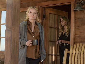 "The Madison" | Paramount+ Stacy Clyburn (Michelle Pfeiffer, links) und ihre Tochter Paige (Elle Chapman) können dem Leben in Montana nicht allzu viel abgewinnen.