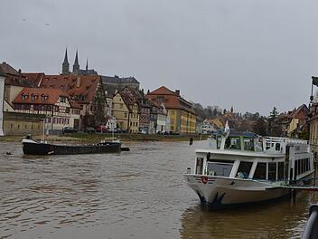 Rechts liegt die "Franken", mitten im Fluss das "schwarze Schiff". Dort wird es voraussichtlich den Sommer über auch bleiben. Alle Fotos: Ronald Rinklef