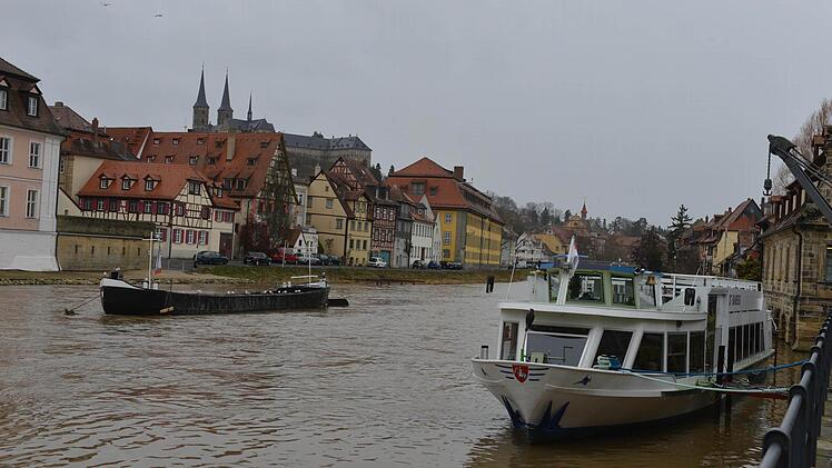 Rechts liegt die "Franken", mitten im Fluss das "schwarze Schiff". Dort wird es voraussichtlich den Sommer über auch bleiben. Alle Fotos: Ronald Rinklef