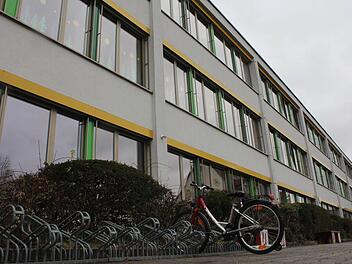 Das Schulgebäude in Lonnerstadt wurde für rund 700.000 Euro saniert, inzwischen fehlen aber die Schüler. Foto: Miriam Hegner