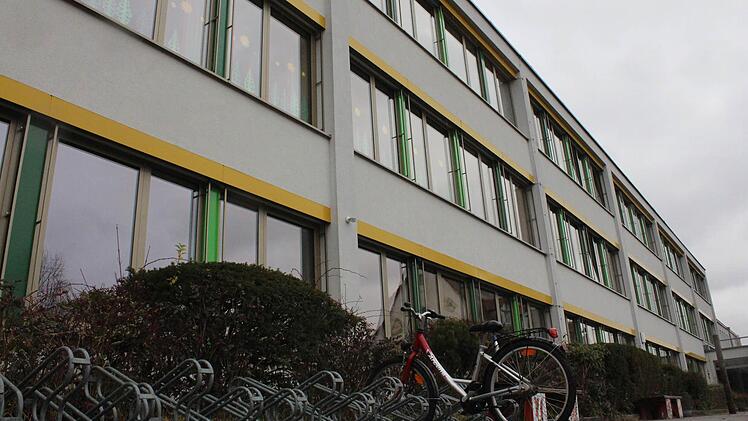 Das Schulgebäude in Lonnerstadt wurde für rund 700.000 Euro saniert, inzwischen fehlen aber die Schüler. Foto: Miriam Hegner