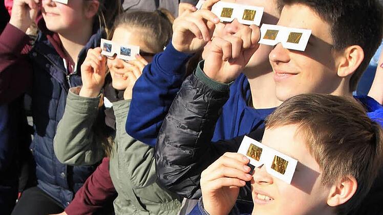 Die Brillen hatten sich die Lichtenfelser Schüler zusammen mit ihren Lehrern selbst gebastelt - aus der Folie handelsüblicher Rettungsdecken.