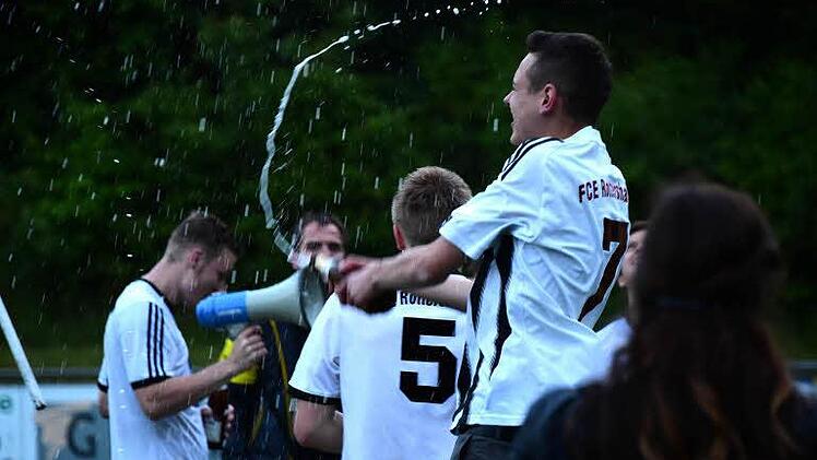 Der FC Rottershausen ist Kreisklassist nach einem dramatischen Sieg im Elfmeterschießen gegen den SV Niederlauer. Foto: Anders