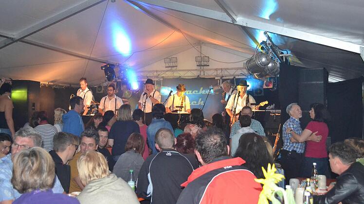 Zünftige Partystimmung herrschte am Abend im Festzelt mit dem "Stabacher Blech". Foto: Günther Geiling