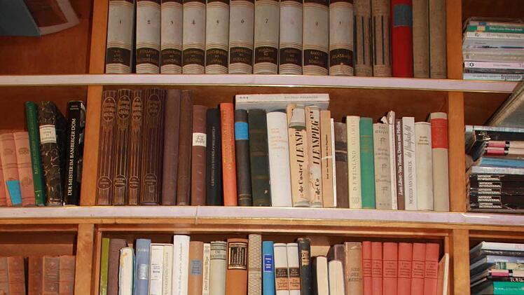 "Für mich sind es nicht Kunden, sondern Menschen", sagt Barbara Weyh. Ihr Vater eröffnete in der Weidgasse vor 65 Jahren die Buchhandlung Weyh. Mitte Februar muss Barbara Weyh ihren Laden besenrein an den Vermieter - die Staatsbad GmbH - übergeben. Fotos: Carmen Schmitt