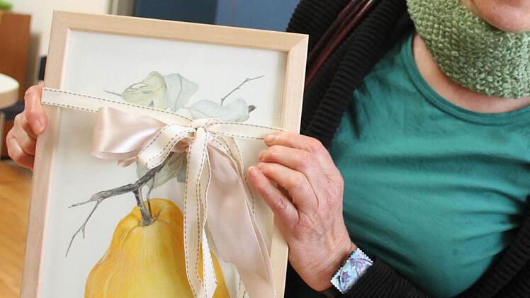 Im Martin-Luther-Haus ging die Abschiedsfeier weiter: Cornelia Morsch überraschte den Dekan mit einer Zeichnung