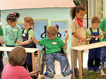 Die kleinen Schreiner des katholischen Kindergartens Sankt Kilian Augsfeld beim Bohren, Schrauben und Hämmern  Foto: Günther Geiling