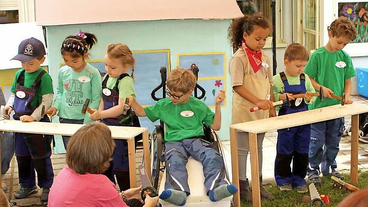 Die kleinen Schreiner des katholischen Kindergartens Sankt Kilian Augsfeld beim Bohren, Schrauben und Hämmern  Foto: Günther Geiling