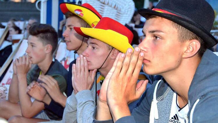 Beim gesetzteren Kissinger Publikum in der Grabengasse war beim Public Viewing deutlich mehr Stimmung als am Stadtstrand. Nach der 2:0-Niederlage der deutschen Mannschaft gegen Frankreich ließen die Fans jedoch an beiden Orten die Köpfe hängen. Fotos: Peter Rauch