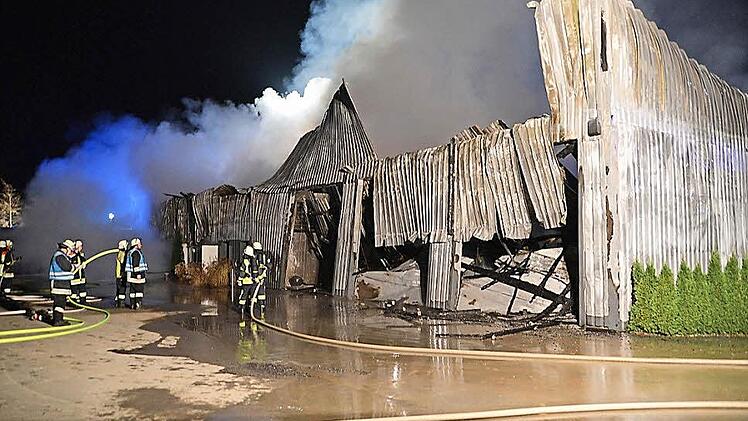 Die Lagerhalle war nicht mehr zu retten. Aus Sicherheitsgründen durfte sie auch schon während des Löschens nicht mehr betreten werden.