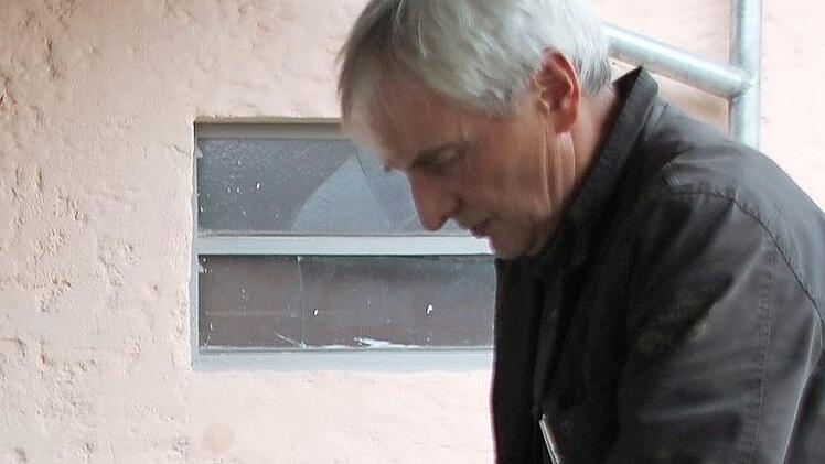 Franz Hümmer schneidet aus Birnen Hutzeln zum Verzehr in feine Scheiben.  Foto: Archiv/Sarah Seewald