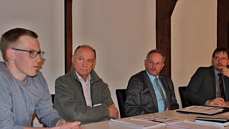 Forstanwärter Steffen Dirmeier und Forstamtsrat Wolfgang Meiners (von links) erläuterten das Prozedere eines Verbissgutachtens und gaben eine Rück- und Ausblick auf den Forstwirtschaftsplan. Zweiter Bürgermeister Harald Deringer und Bürgermeister Wolfram Thein hörten aufmerksam zu.Helmut Will