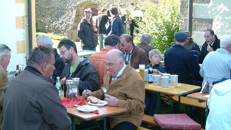 Gute Tradition: Nach dem Männergottesdienst geht es zum Frühschoppen.  Foto: Oertel