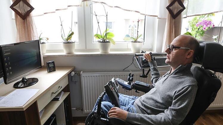 Querschnittsgelähmt und bestens vernetzt: Patrick Heerlein sucht über Ebay Kleinanzeigen eine Pflegekraft.  Foto: Barbara Herbst