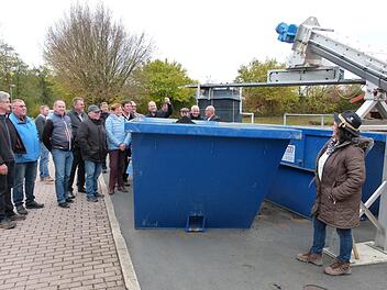 Von der Arbeitsweise der Schlammpresse überzeugte sich das Gremium bei seiner Rundfahrt durchs Gemeindegebiet. Foto: Lothar Weidner