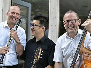 Das Jazz-Trio "Clarino" mit (von links) Klarinettist Matthias Ernst, Gitarrist Hyun-Bin Park und Peter Pfriem mit dem Kontrabass Foto: Clarino