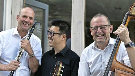 Das Jazz-Trio "Clarino" mit (von links) Klarinettist Matthias Ernst, Gitarrist Hyun-Bin Park und Peter Pfriem mit dem Kontrabass Foto: Clarino