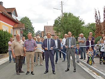 Der einstimmige Wunsch der Anwesenden war eine stets unfallfreie Fahrt auf der neuen Ortsdurchfahrt von Hain, als (von links) Seniorchef und Bauleiter der Firma STL, Georg Freund, vom Ing.-Büro IVS Dipl.-Ing. Markus Albrecht, Bürgermeister Bernd Rebhan und von der Regierung von Oberfranken Ralf Hauenstein mit dem Durchtrennen des Bandes die Straße freigaben.  Foto: Andrea Hänel