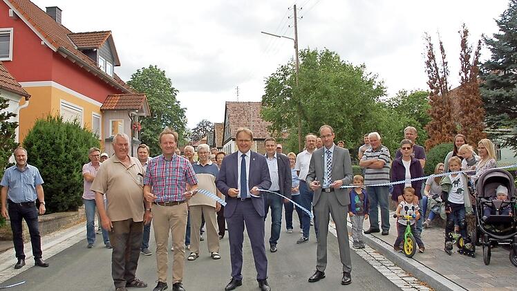 Der einstimmige Wunsch der Anwesenden war eine stets unfallfreie Fahrt auf der neuen Ortsdurchfahrt von Hain, als (von links) Seniorchef und Bauleiter der Firma STL, Georg Freund, vom Ing.-Büro IVS Dipl.-Ing. Markus Albrecht, Bürgermeister Bernd Rebhan und von der Regierung von Oberfranken Ralf Hauenstein mit dem Durchtrennen des Bandes die Straße freigaben.  Foto: Andrea Hänel