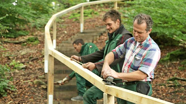 Letzte Feinarbeit zum oberen Burgstein, dann sind Treppen und Geländer fertig.