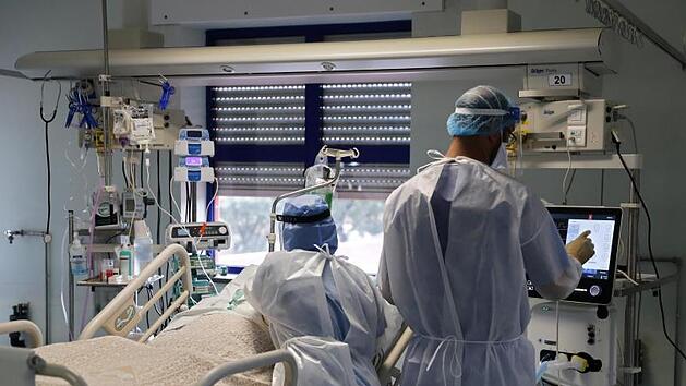 Die Krankenhäuser sind bereits jetzt voll mit Corona-Patienten. Immunologe Peter Kern rechnet im Winter mit 30.000 Schwerstkranken im Monat.