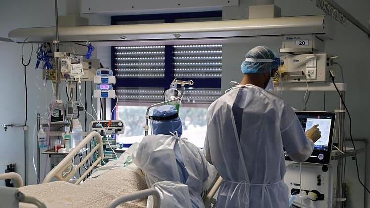 Die Krankenhäuser sind bereits jetzt voll mit Corona-Patienten. Immunologe Peter Kern rechnet im Winter mit 30.000 Schwerstkranken im Monat.