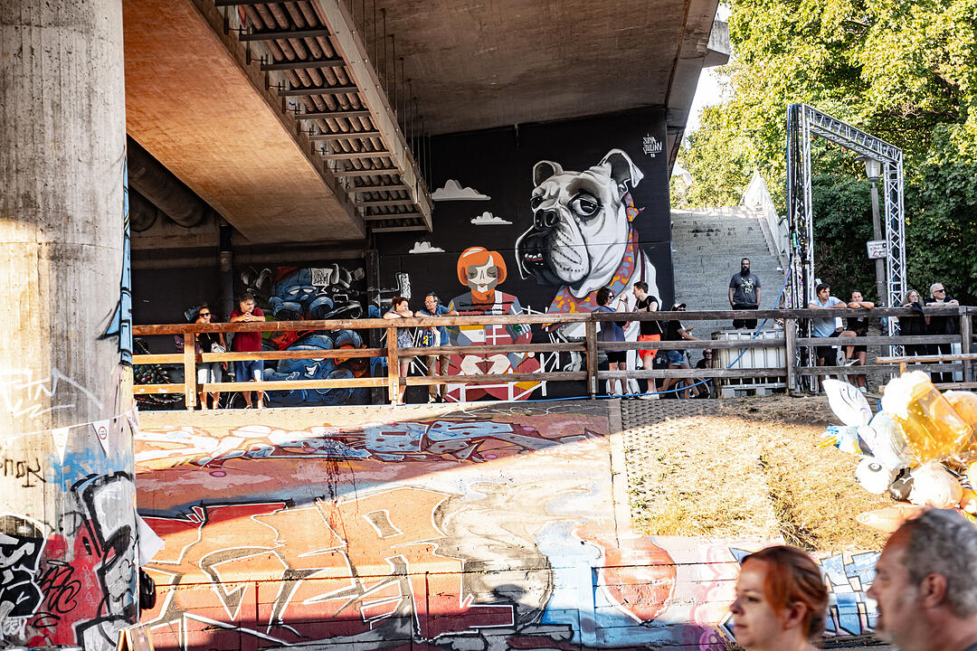 Feierstimmung unter einer Brücke