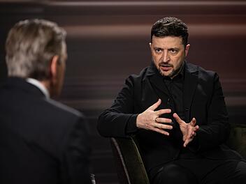 Wolodymyr Selenskyj (rechts) sprach mit Markus Lanz &uuml;ber die Zukunft der Ukraine.