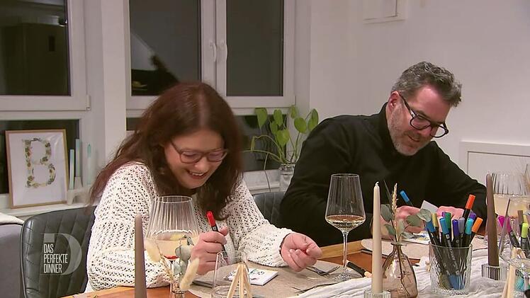 W&auml;hrend Alex in der K&uuml;che brutzelt, haben Elina und Tim Spa&szlig; beim Malen.