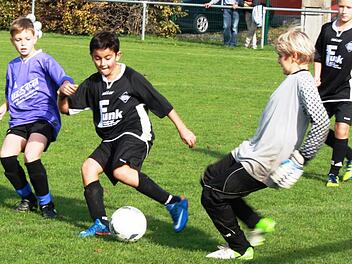 Mit vereinten Kräften: Bayern-Torhüter Nico Sieber (rechts) und Mohammed Sari (Mitte) klären den Ball gemeinsam vor Gaukönigshofens Jannik Weger. Beim 2:2 nahmen die Kitzinger dem Spitzenreiter überraschend einen Punkt ab. Foto: Krumpholz