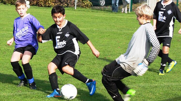 Mit vereinten Kräften: Bayern-Torhüter Nico Sieber (rechts) und Mohammed Sari (Mitte) klären den Ball gemeinsam vor Gaukönigshofens Jannik Weger. Beim 2:2 nahmen die Kitzinger dem Spitzenreiter überraschend einen Punkt ab. Foto: Krumpholz