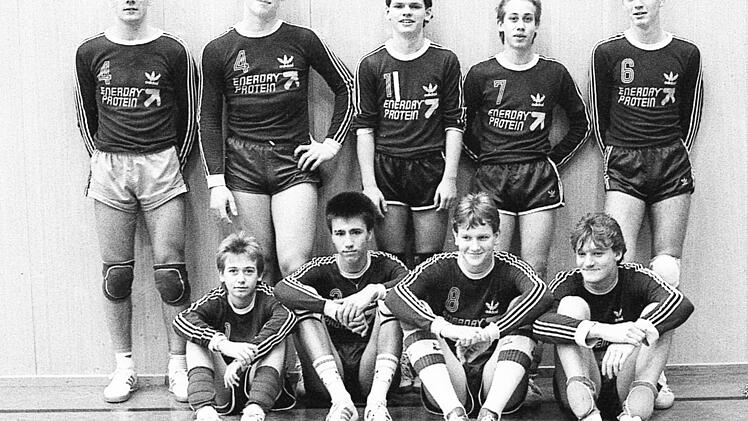 Unterfr&auml;nkischer Volleyball-Meister der B-Jugend wird das Team des TV/DJK Hammelburg. Unser Bild zeigt (hinten, von links) Michael Kohaupt, Marco Pusch, Frank Otter, Harald Lell und Robert Willinger sowie (vorne, von links) Matthias Lell, Heiko He&szlig;, Michael Baden und Christopher Schmid.