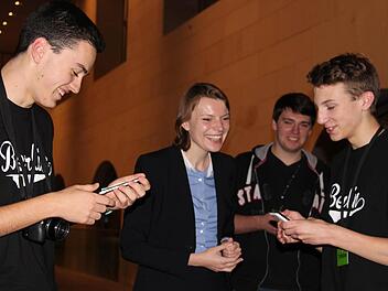 Emmi Zeulner (CSU) hat am Montagabend eine Schulklasse aus Kulmbach im Reichstag begrüßt. Die Zehntklässler aus Kulmbach Daniel Probst (l.) und Hannes Fritz speicherten sich die Nummer ihrer Abgeordneten ein.  Fotos: Christian Bauriedel