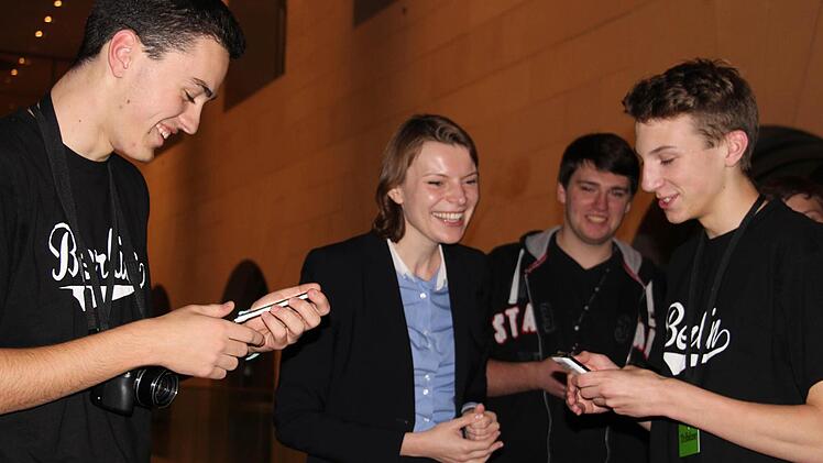 Emmi Zeulner (CSU) hat am Montagabend eine Schulklasse aus Kulmbach im Reichstag begrüßt. Die Zehntklässler aus Kulmbach Daniel Probst (l.) und Hannes Fritz speicherten sich die Nummer ihrer Abgeordneten ein.  Fotos: Christian Bauriedel