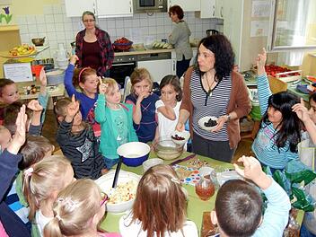 Statt auf der Schulbank standen sie zur Abwechslung mal in der Küche: Kinder der Luitpold-Grundschule lernen, wie man ein gesundes Frühstück zubereitet. Foto: Luitpold-Grundschule