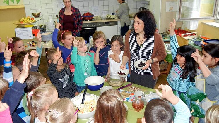 Statt auf der Schulbank standen sie zur Abwechslung mal in der Küche: Kinder der Luitpold-Grundschule lernen, wie man ein gesundes Frühstück zubereitet. Foto: Luitpold-Grundschule
