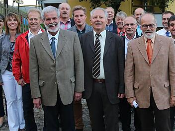 Alte und neue Gemeinderäte: Von neun Ehrenämtern wurden sieben neu besetzt.  Fotos: Gerd Schaar