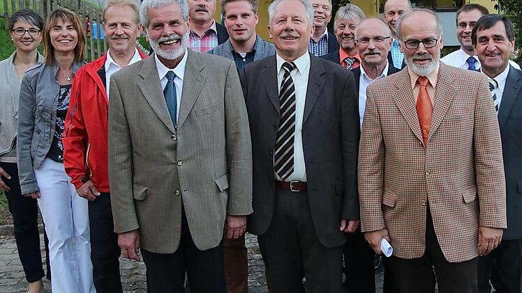 Alte und neue Gemeinderäte: Von neun Ehrenämtern wurden sieben neu besetzt.  Fotos: Gerd Schaar