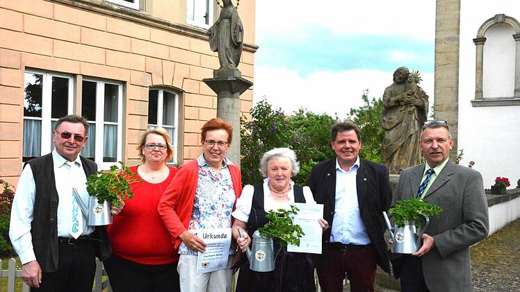 Der OGV Gemeinfeld feierte am Wochenende sein 100-jähriges Bestehen. An der Ehrung waren (von links) Peter Kirchner, Petra Schuler, Brigitte Büttner, Magdalena Kraus, Bürgermeister Hermann Niediek und Joachim Klebrig beteiligt. Foto: Gerhard Schmidt