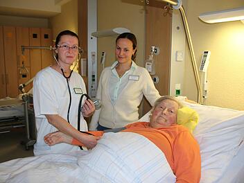 Die Bad Kissingerin Christel Schwertl (vorne) ist eine der ersten Patienten der neuen Akut-Geriatrie im St. Elisabeth-Krankenhaus. Oben ist sie mit Stationsleiterin Josefine Müller (links) und Pflegedienstleiterin Bahar Karabulut zu sehen. Foto: Ralf Ruppert