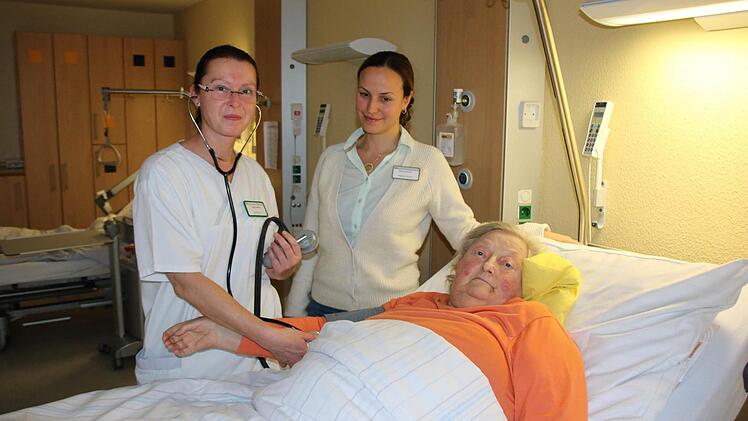 Die Bad Kissingerin Christel Schwertl (vorne) ist eine der ersten Patienten der neuen Akut-Geriatrie im St. Elisabeth-Krankenhaus. Oben ist sie mit Stationsleiterin Josefine Müller (links) und Pflegedienstleiterin Bahar Karabulut zu sehen. Foto: Ralf Ruppert